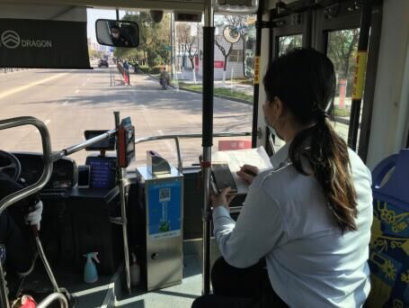 公交集團公交事業(yè)一部組織人員進(jìn)車(chē)廂開(kāi)展客流調研活動(dòng)