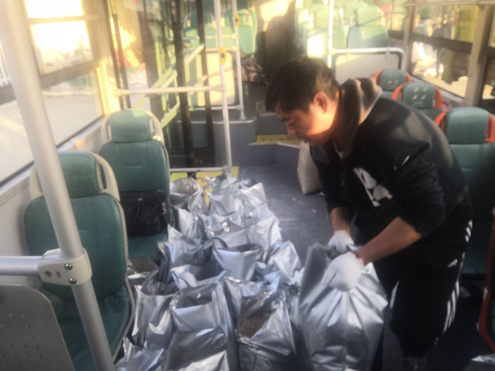 公交集團快速公交事業(yè)部提前儲備融雪劑為備戰嚴寒做足準備