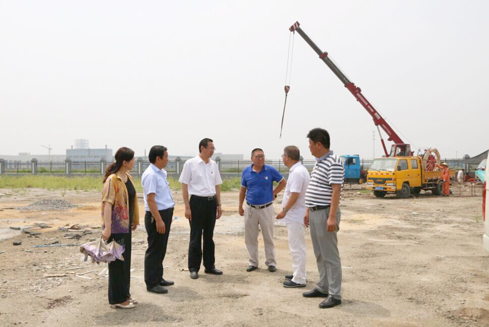 海通公交公司領(lǐng)導班子高溫天氣實(shí)地查看場(chǎng)站建設