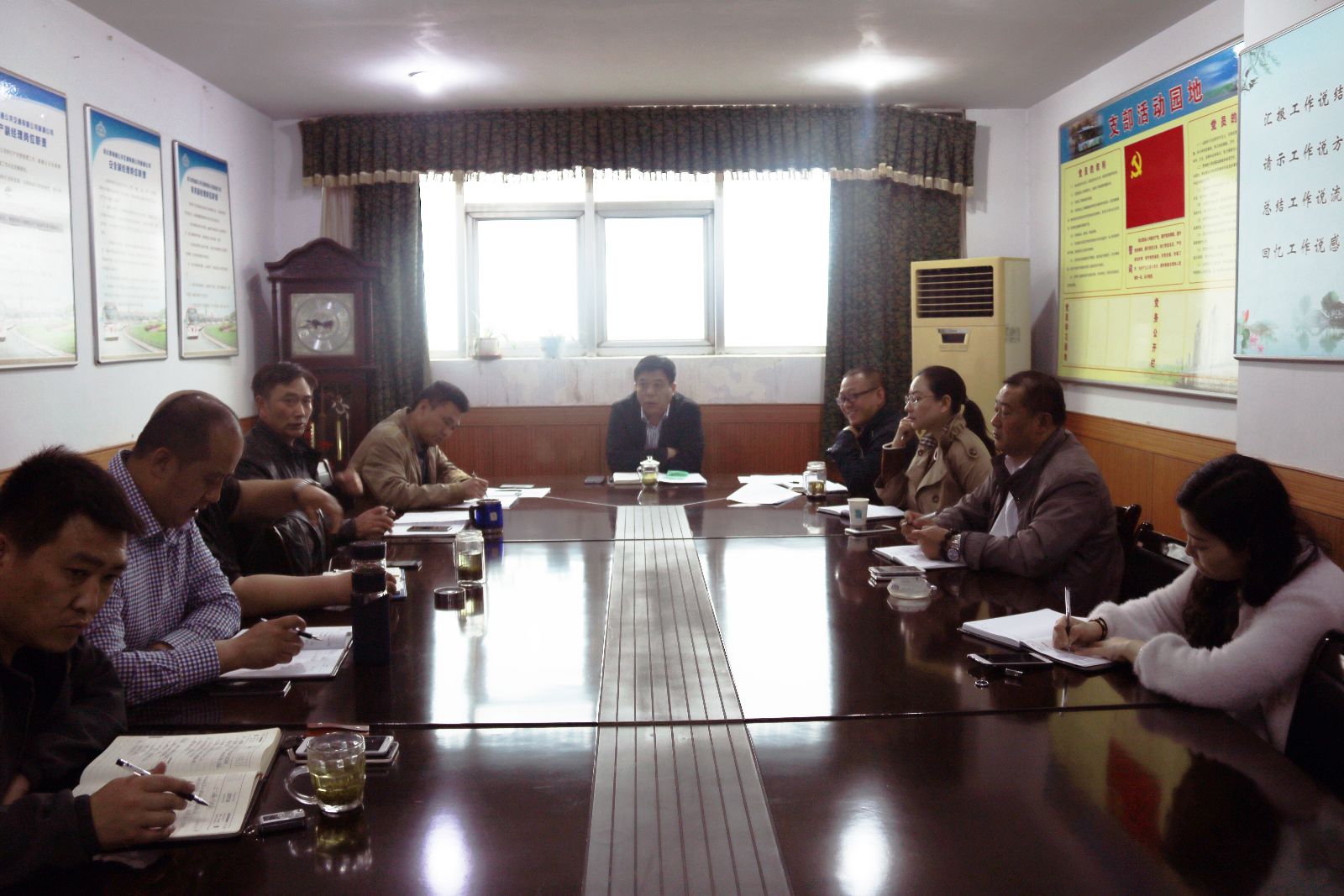 公交新浦公司啟動(dòng)“服務(wù)規范隨手拍”活動(dòng)助力文明城市創(chuàng  )建