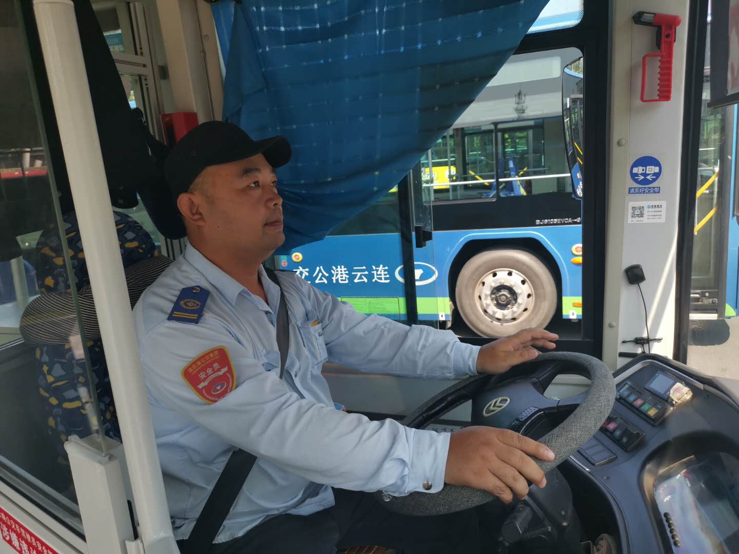 公交集團公交事業(yè)一部游1路駕駛員曹德明及時(shí)歸還乘客失物受贊揚