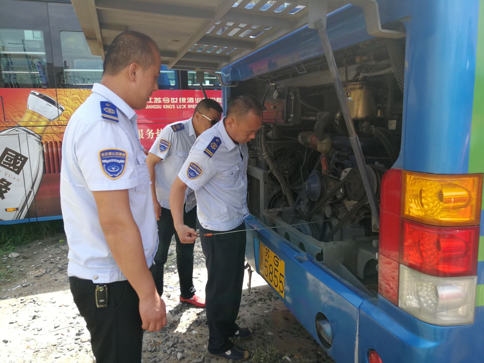 公交集團海通公交公司開(kāi)展車(chē)輛輪胎專(zhuān)項檢查