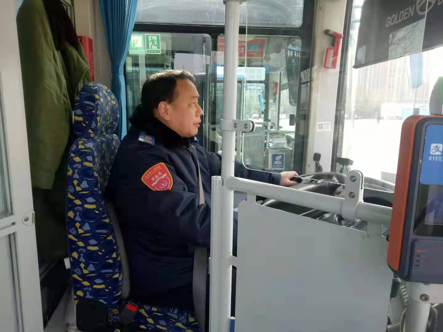 公交集團公交事業(yè)一部15路駕駛員王志勇拾金不昧受表?yè)P