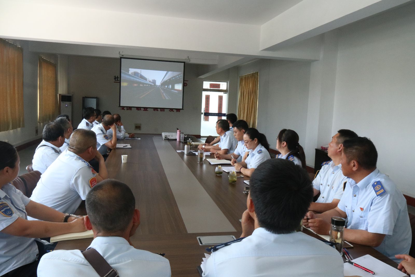 公交集團海通公交公司召開(kāi)“我與企業(yè)共成長(cháng)”討論會(huì )議