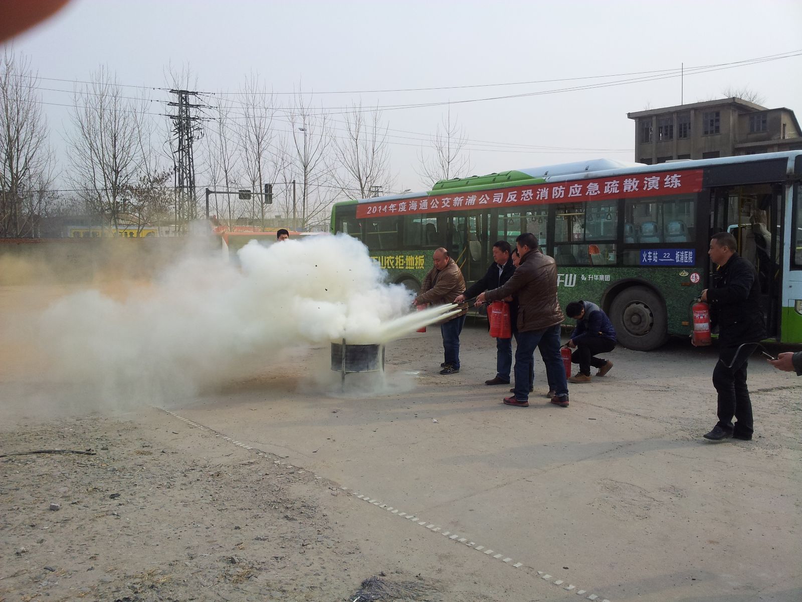 海通公交新浦分公司舉行消防演練活動(dòng)