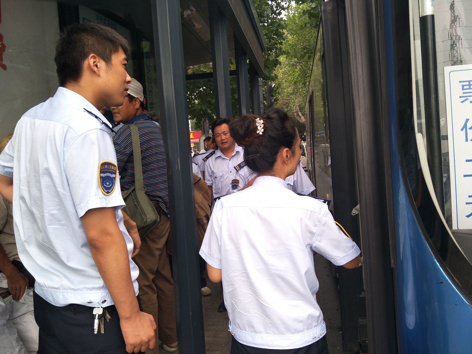 公交佳連公司組織志愿者引導文明出行 助力創(chuàng  )文工作