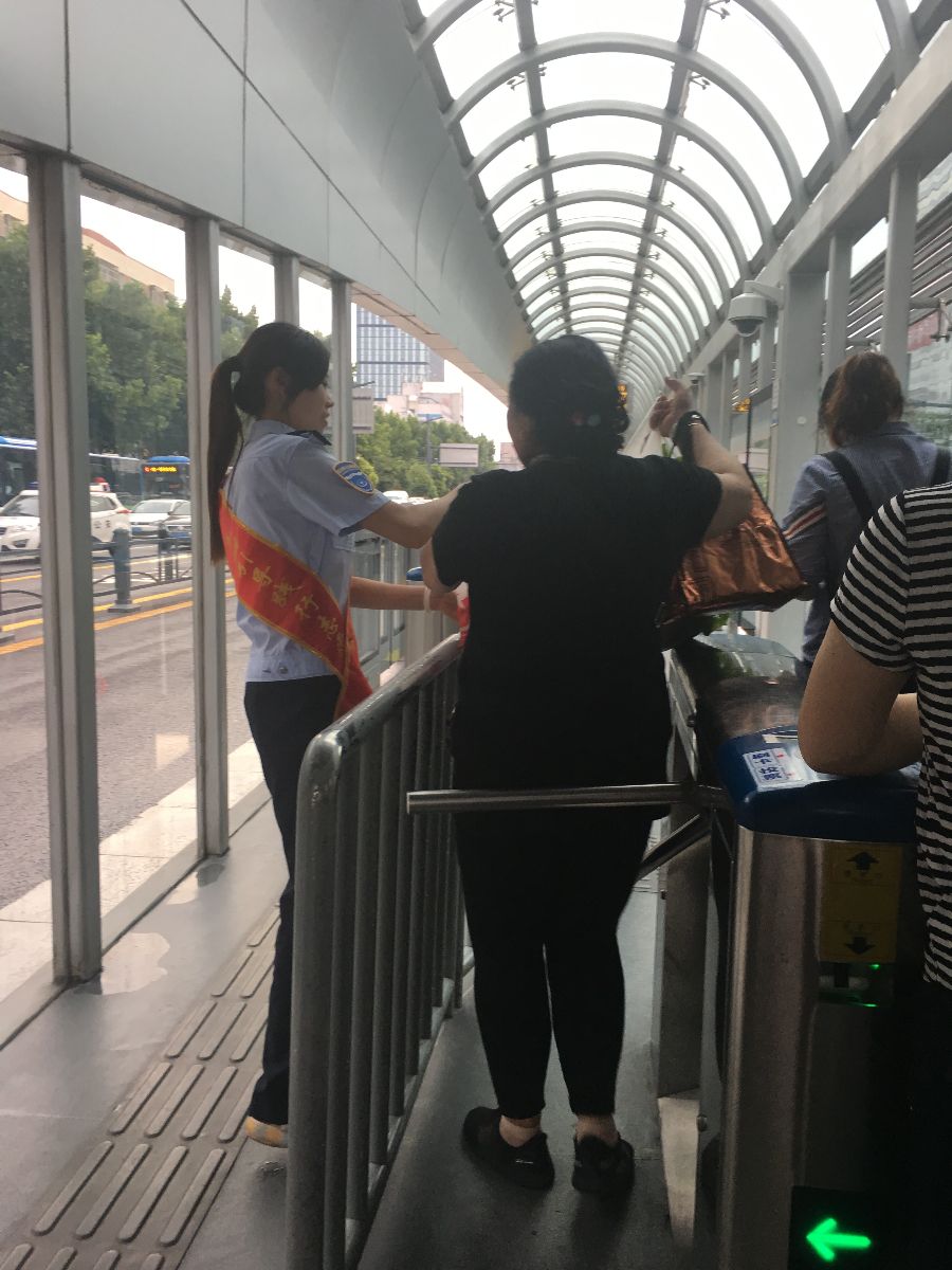 公交佳連公司深入一線(xiàn)踐行志愿服務(wù)