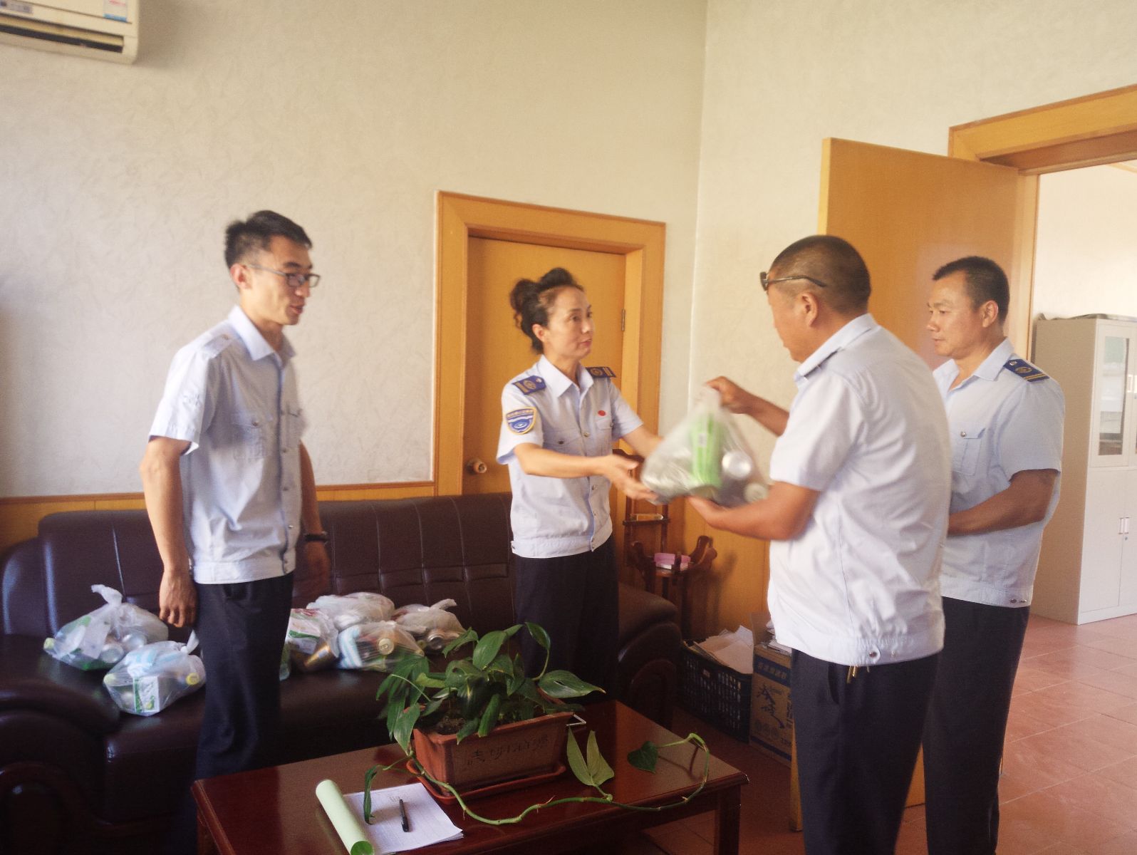 公交佳連公司開(kāi)展夏季“送清涼”活動(dòng)