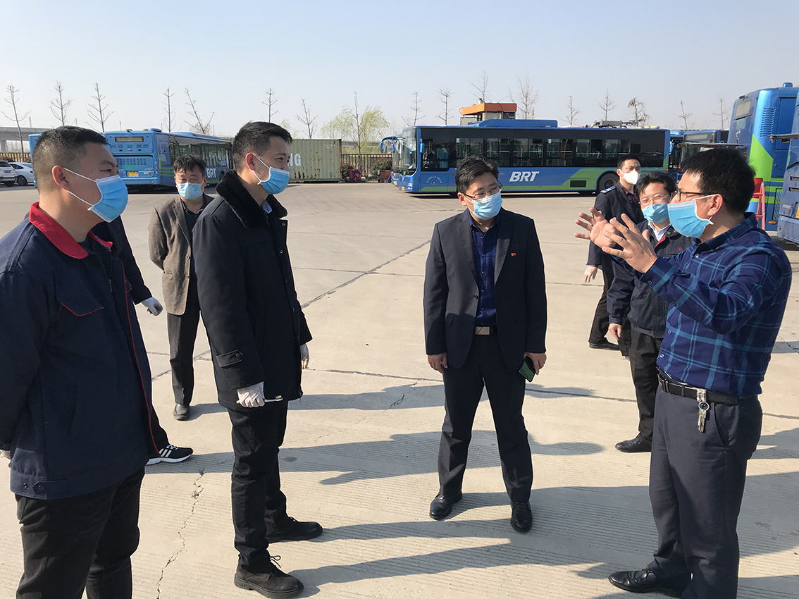 公交集團領(lǐng)導班子成員至快速公交事業(yè)部開(kāi)展安全檢查
