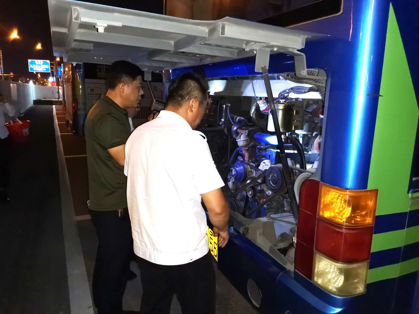 公交集團公交事業(yè)一部開(kāi)展夜間安全大檢查