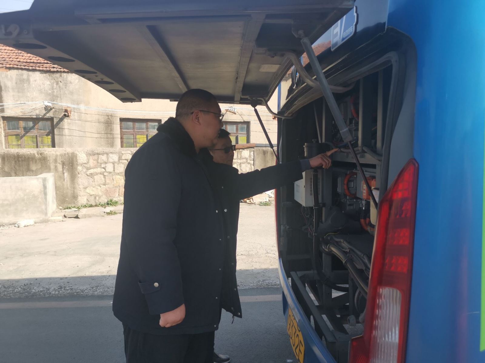 公交集團公交事業(yè)一部開(kāi)展純電動(dòng)車(chē)電池倉專(zhuān)項檢查工作