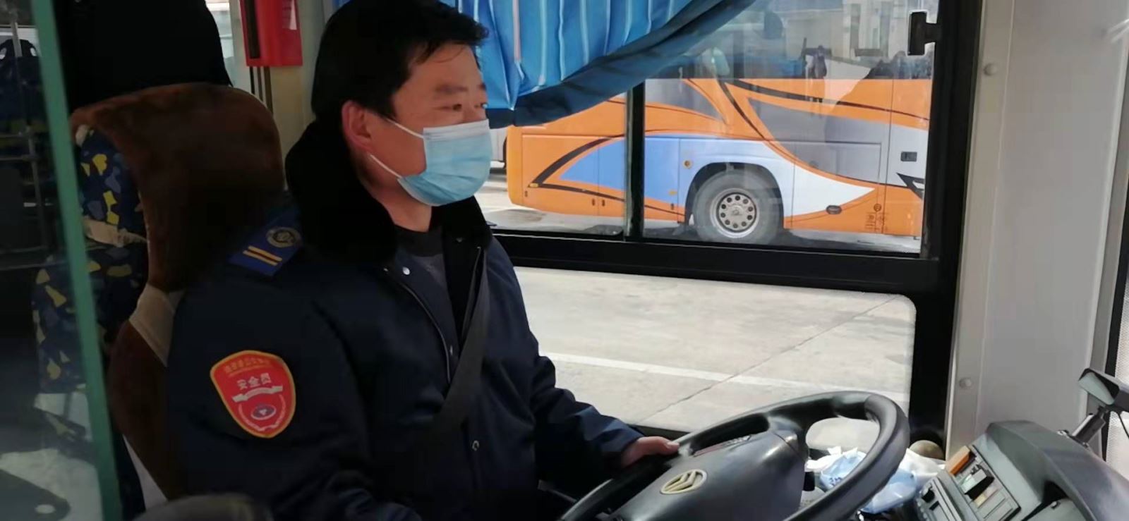 公交集團公交事業(yè)一部119路駕駛員馬躍武拾金不昧受表?yè)P