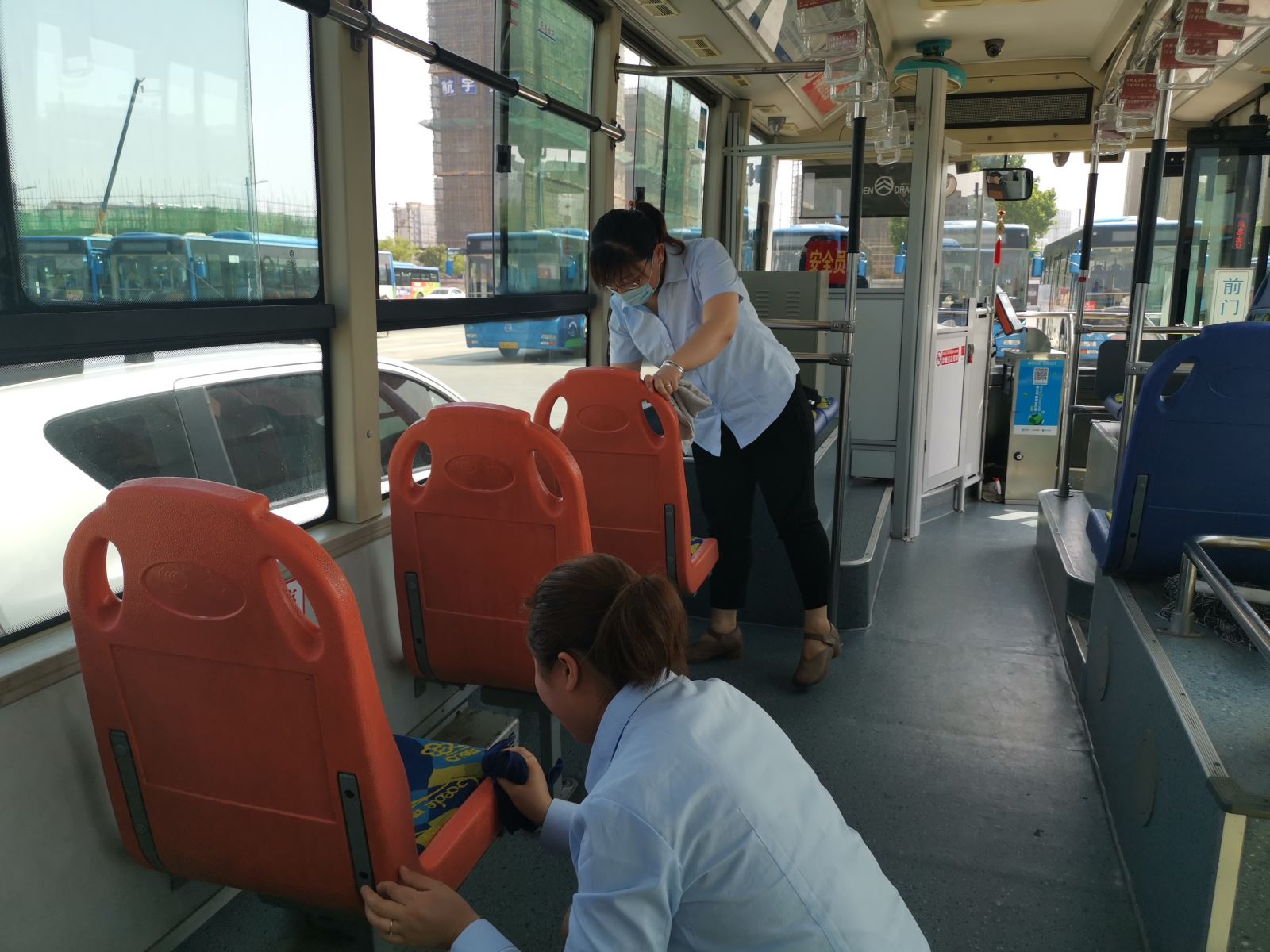 公交集團公交事業(yè)一部清洗車(chē)廂座位 助力創(chuàng  )文