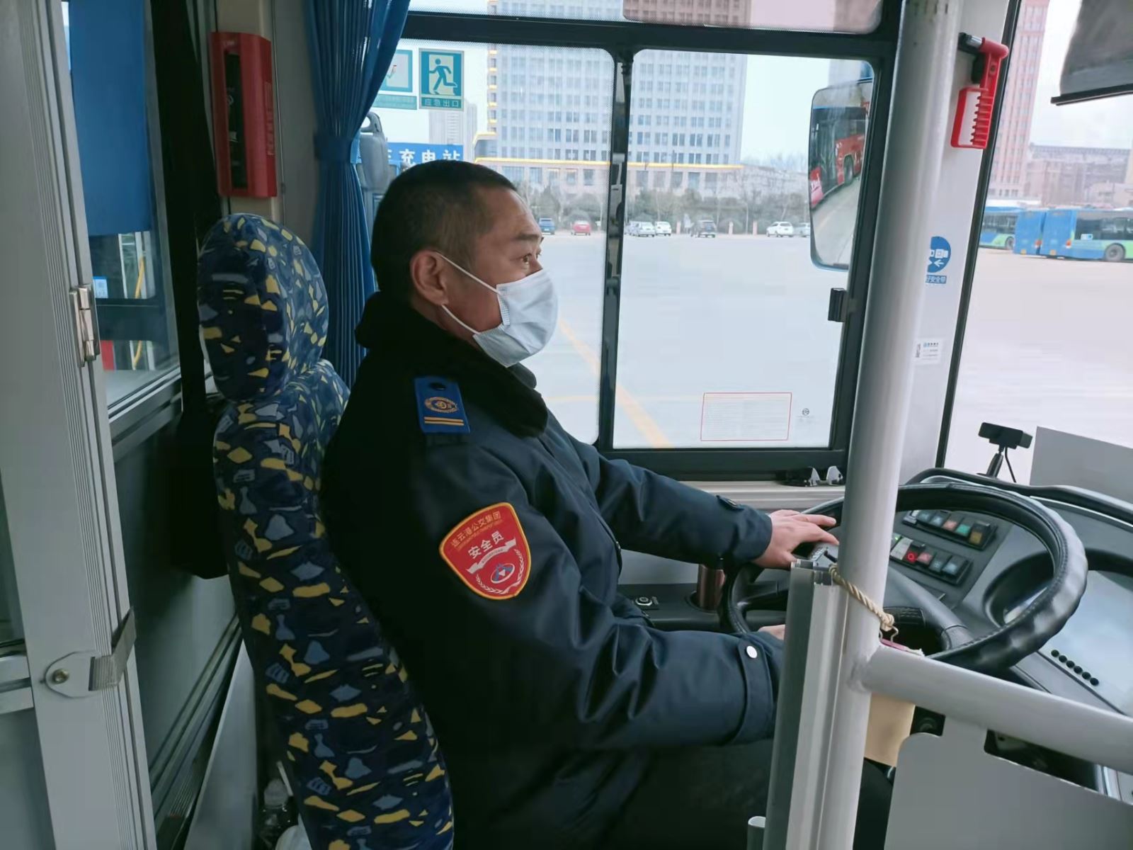 公交集團公交事業(yè)一部15路駕駛員張愛(ài)軍拾金不昧受表?yè)P