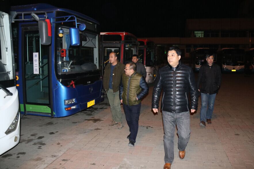 公交新浦公司安全領(lǐng)導小組夜查公交停車(chē)場(chǎng)