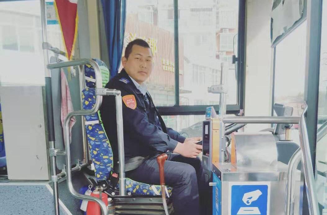 公交集團公交事業(yè)一部24路駕駛員徐剛 受乘客來(lái)信表?yè)P