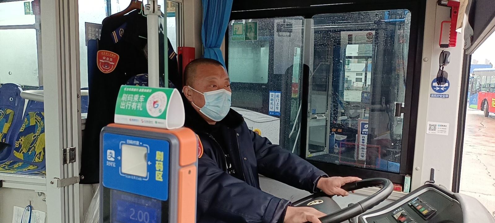 公交集團公交事業(yè)一部22路駕駛員陳長(cháng)青拾金不昧暖人心