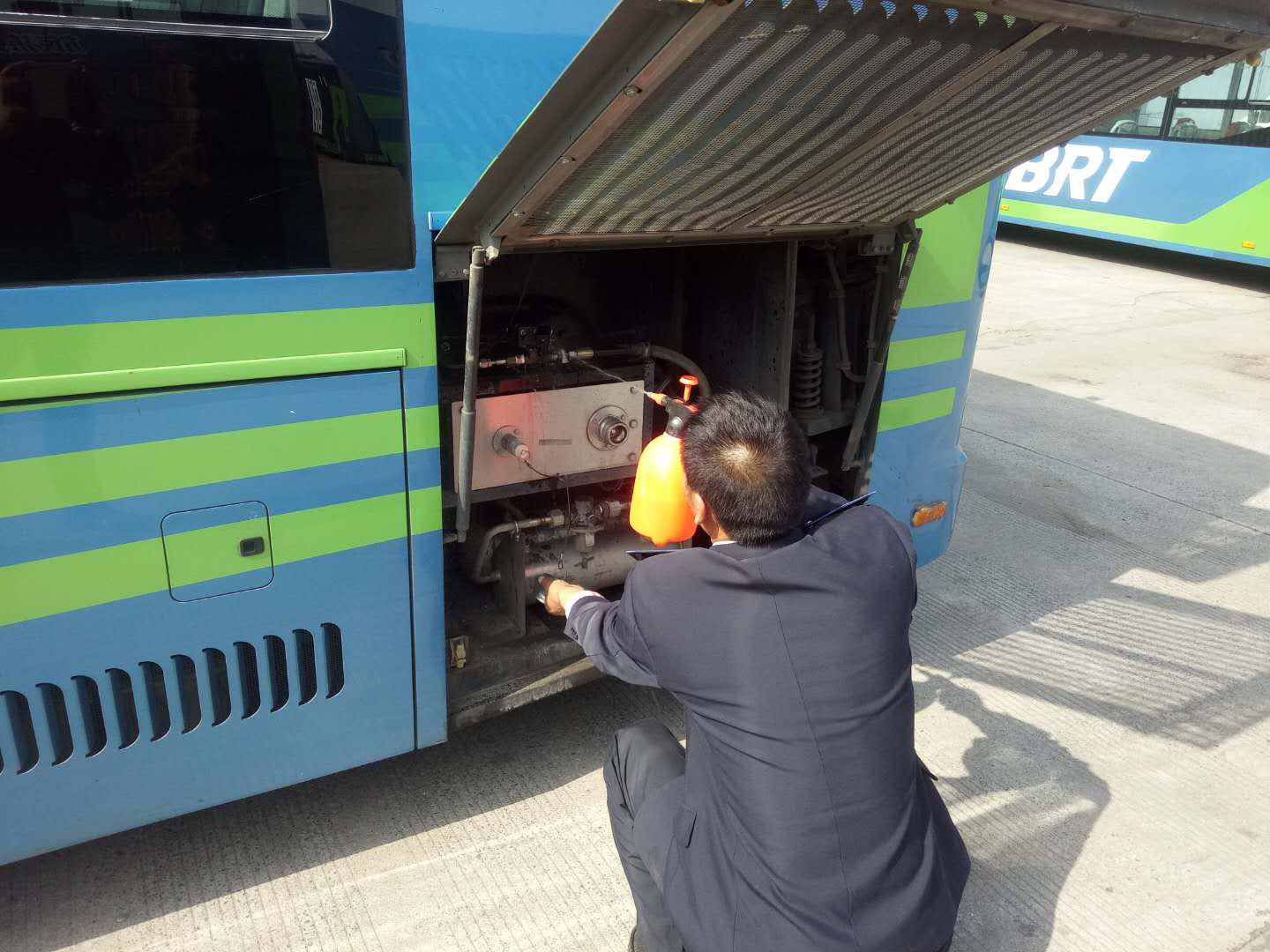 公交集團快速公司西城分公司開(kāi)展天然氣車(chē)輛氣瓶檢查工作