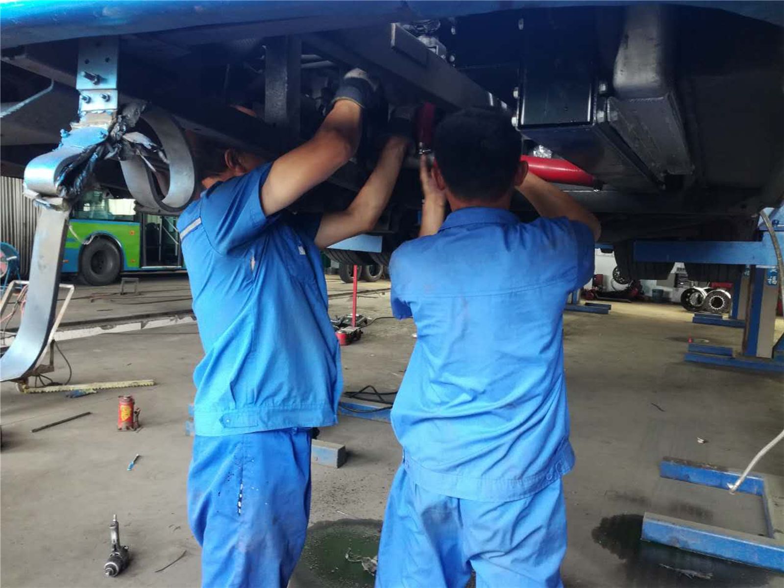 公交大浦廠(chǎng)承接蘇州金龍水箱改造工作