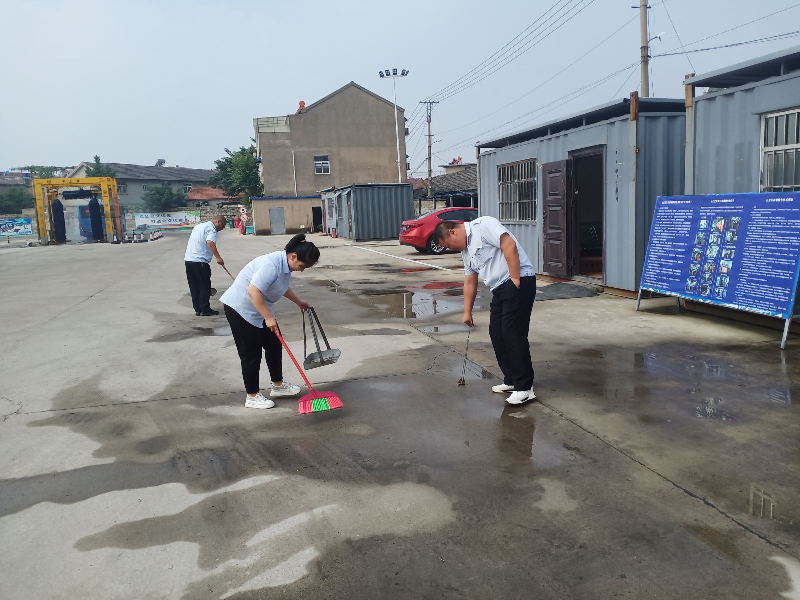 公交集團公交事業(yè)一部整治場(chǎng)站衛生環(huán)境助力創(chuàng  )文創(chuàng  )衛