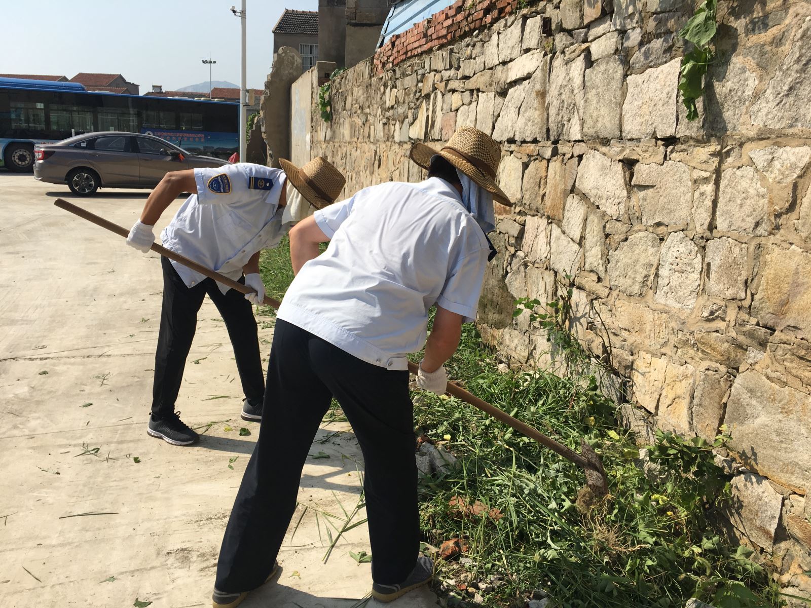 公交集團公交事業(yè)一部打掃站場(chǎng)衛生 助力創(chuàng  )文工作