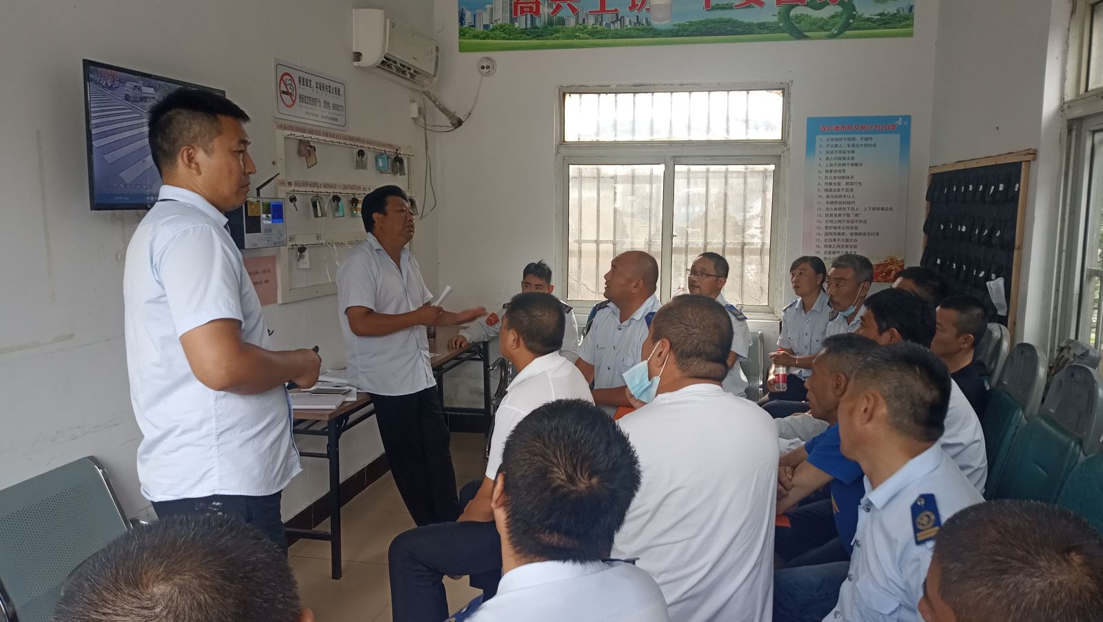 公交集團公交事業(yè)一部召開(kāi)重點(diǎn)駕駛員安全警示會(huì )議