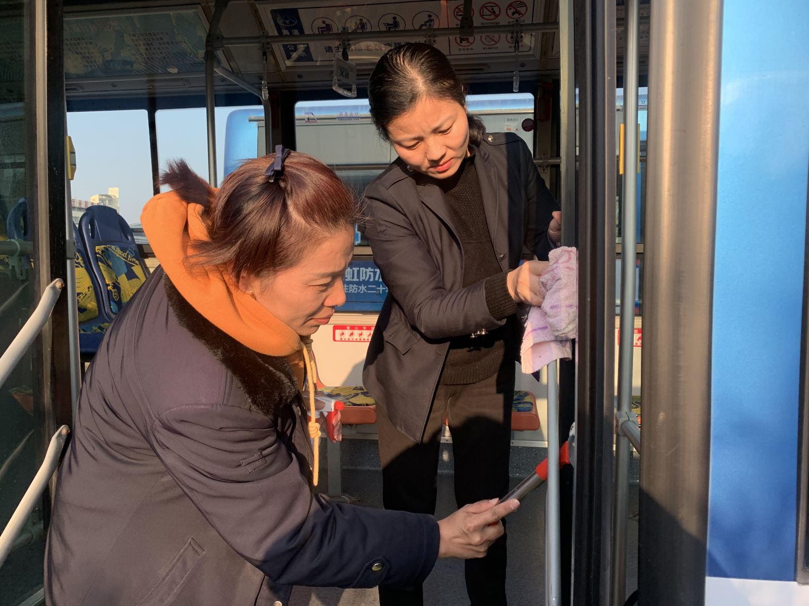 公交集團公交事業(yè)一部開(kāi)展衛生大掃除活動(dòng)鞏固創(chuàng  )文成果