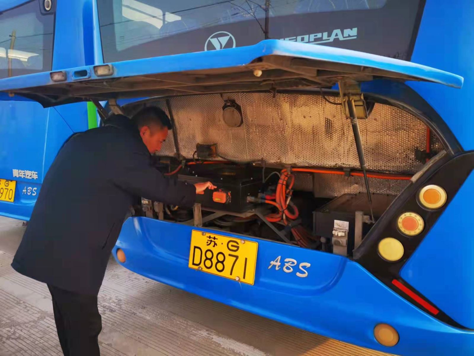 經(jīng)營(yíng)發(fā)展事業(yè)部持續做好設備艙灰塵清理工作