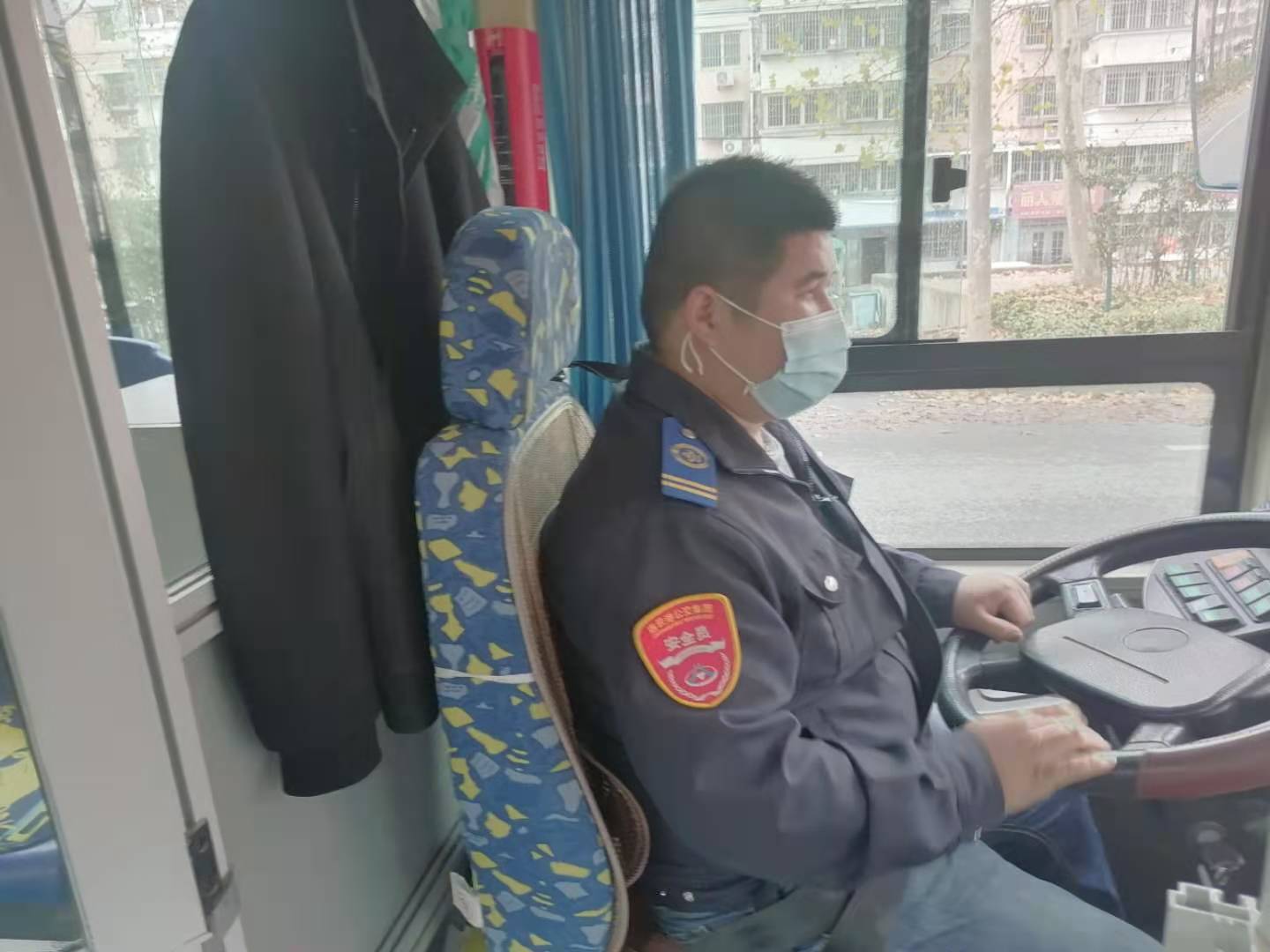 公交集團公交事業(yè)一部 27路駕駛員韋鵬余拾金不昧受表?yè)P