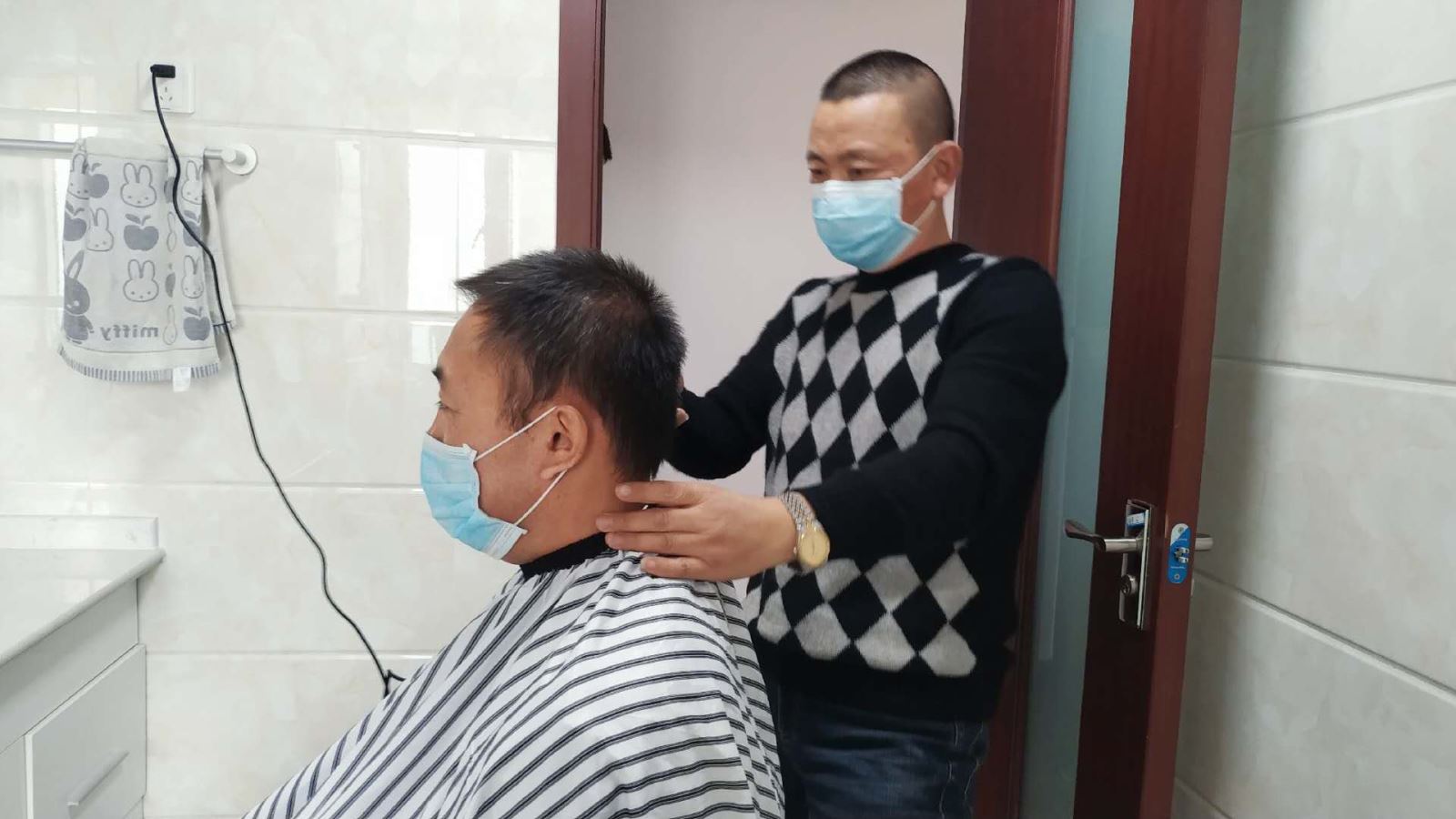 經(jīng)營(yíng)發(fā)展事業(yè)部駕駛員趙巖明亮身手  自發(fā)為同事理發(fā)