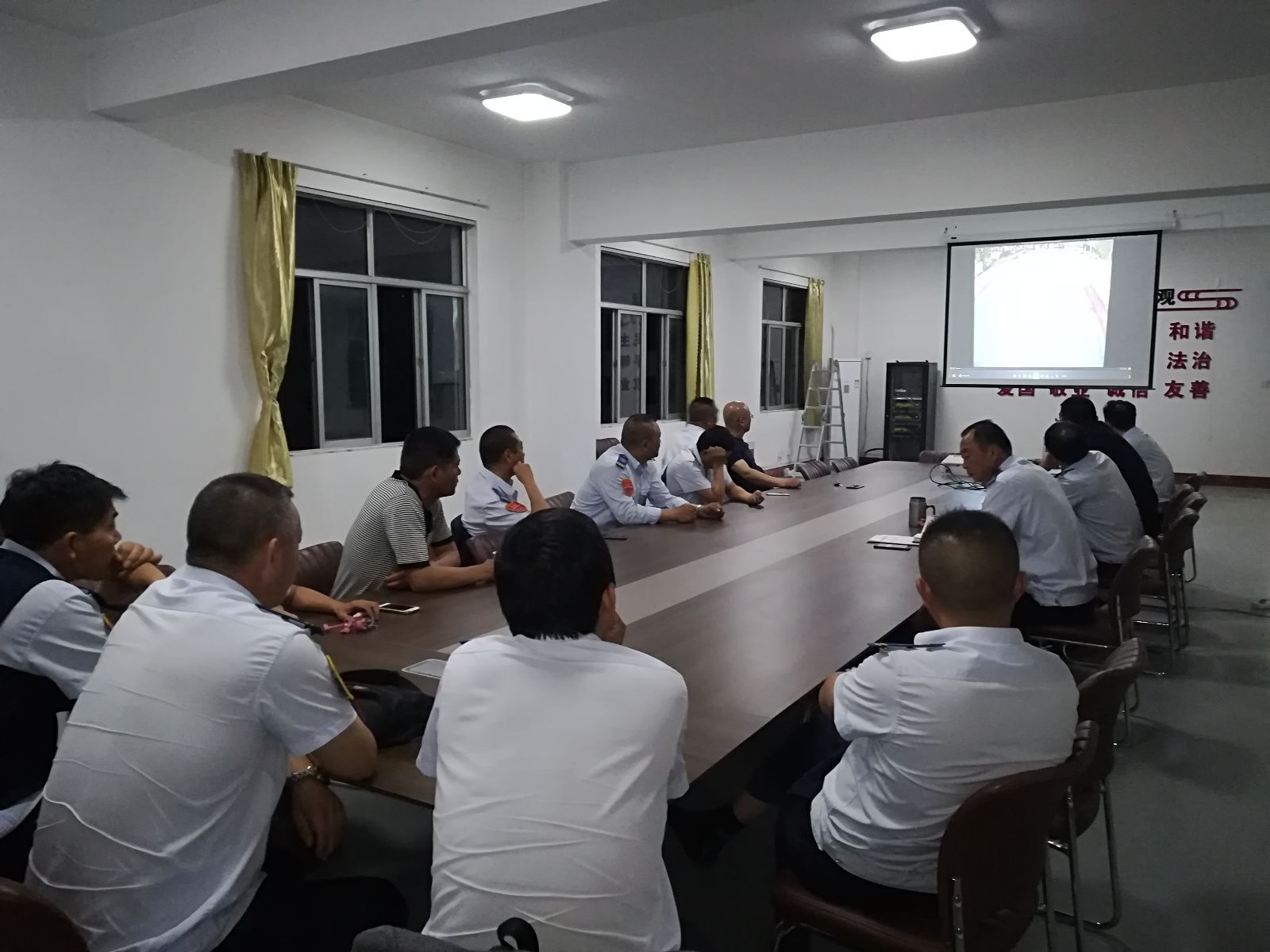 公交集團海通公交召開(kāi)游8路警示教育會(huì )議