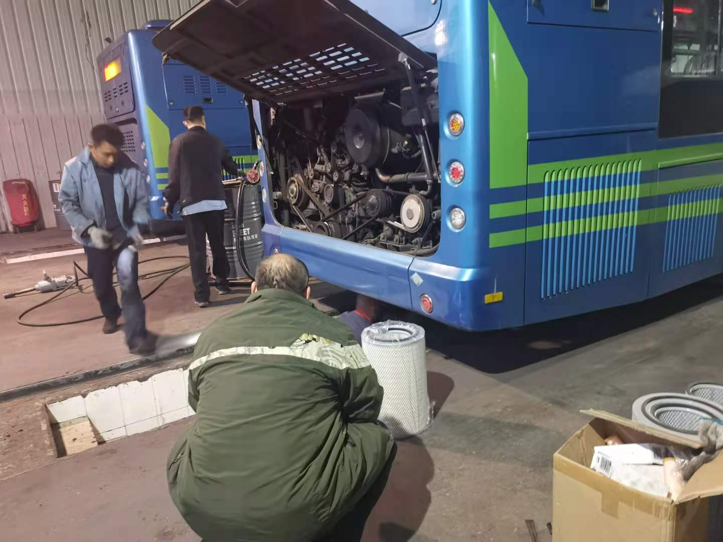 快速公交事業(yè)部開(kāi)展冬季車(chē)輛換季保養工作