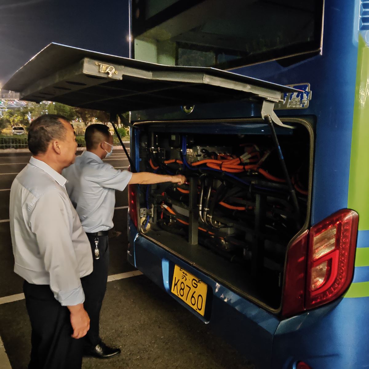 公交集團公交事業(yè)二部開(kāi)展駐站車(chē)輛夜間安全檢查