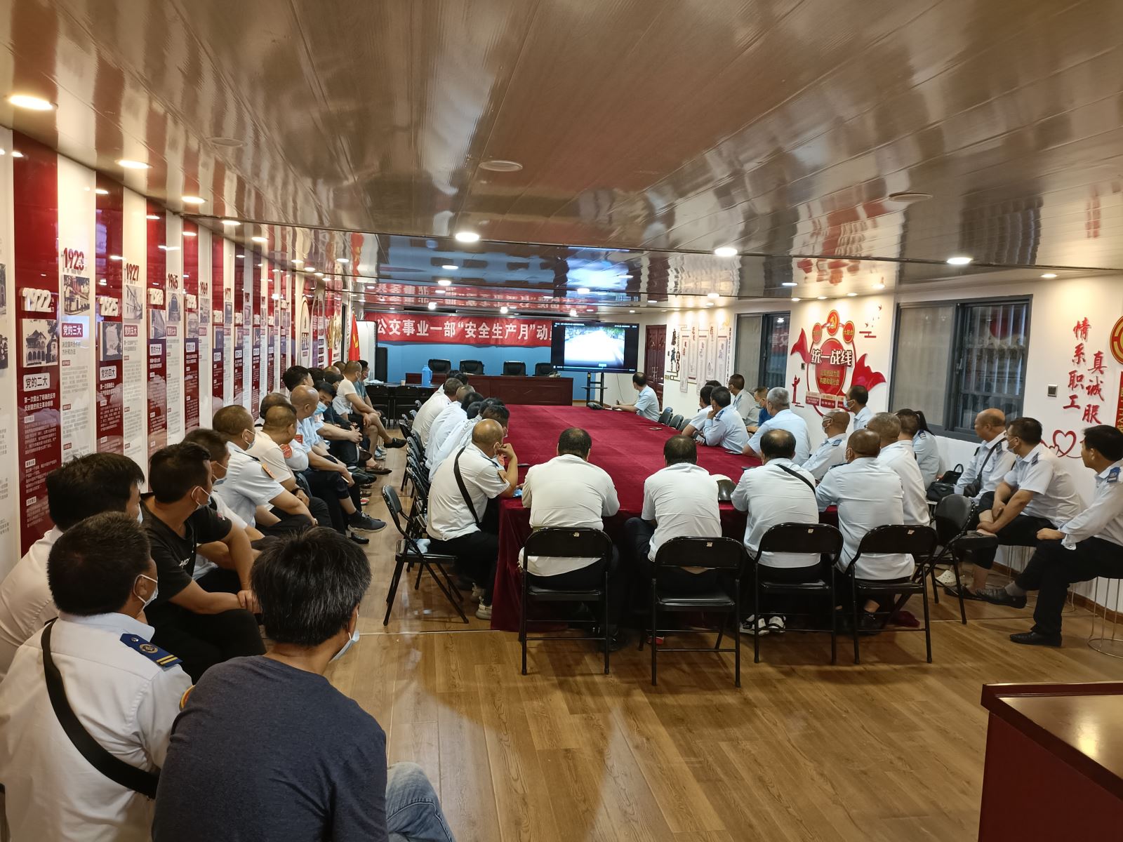 公交集團公交事業(yè)一部開(kāi)展夏季涉水培訓 筑牢安全防線(xiàn)