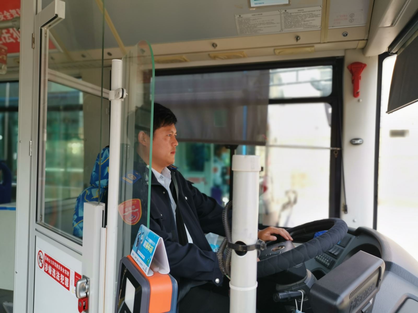 公交集團公交事業(yè)一部1路駕駛員屠小寶 拾金不昧受表?yè)P