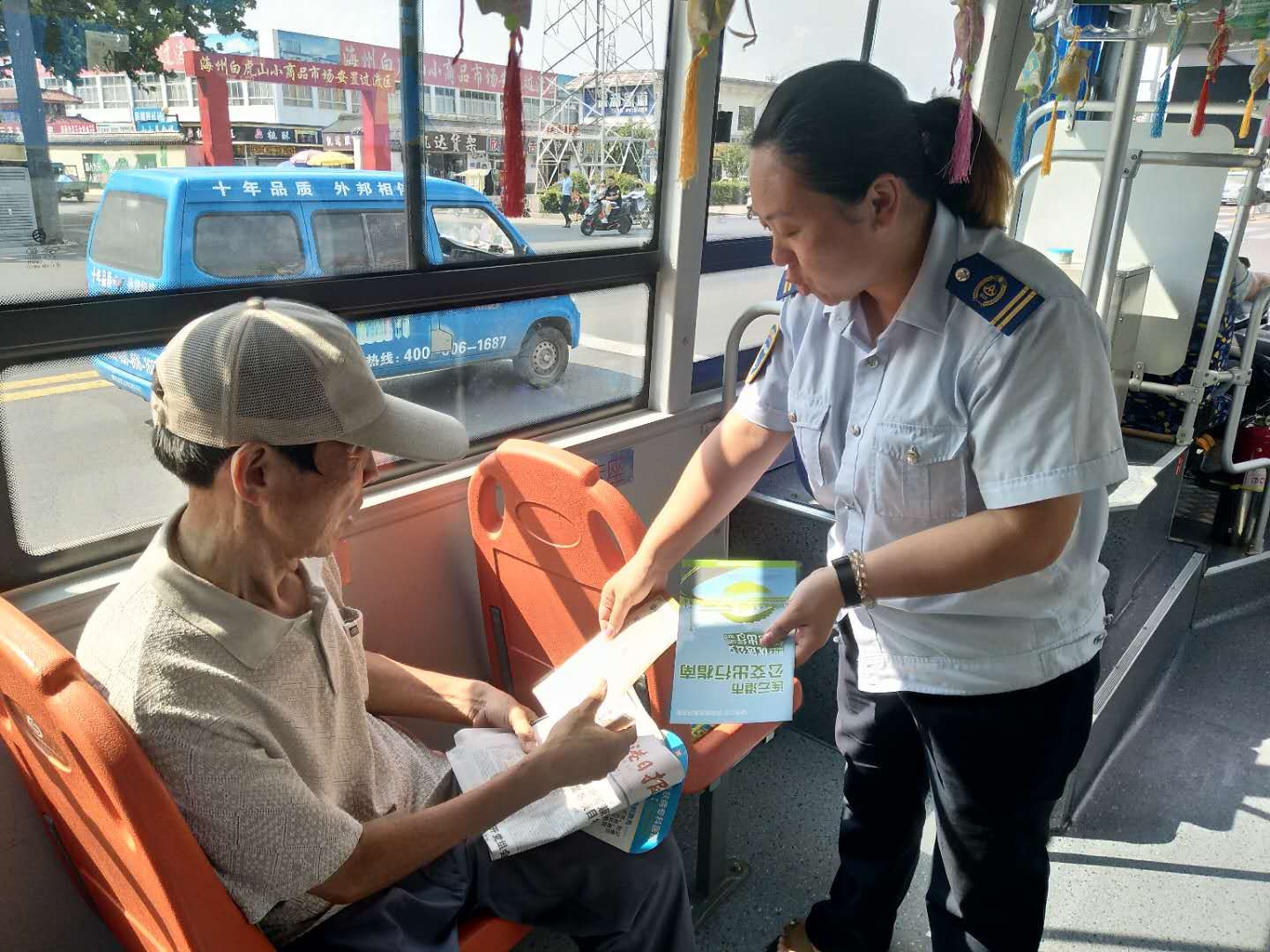 戰高溫、斗酷暑，公交人堅守崗位為創(chuàng  )文助力