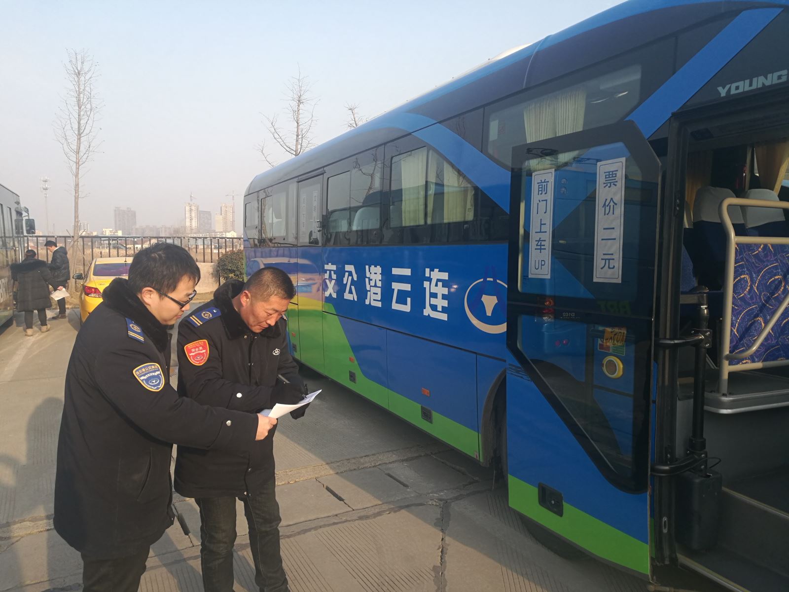 公交集團經(jīng)營(yíng)發(fā)展事業(yè)部做好春運期間公交車(chē)輛衛生整治工作