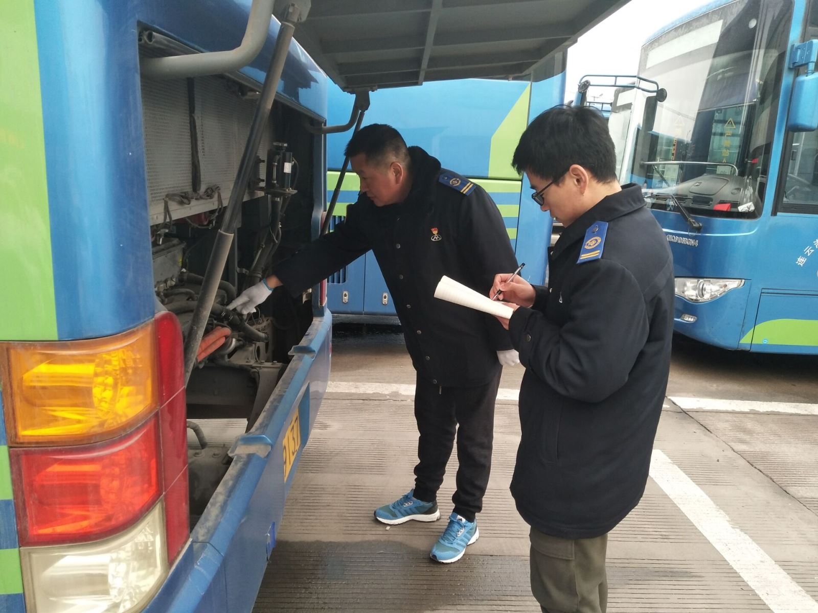 公交集團機務(wù)技術(shù)事業(yè)部開(kāi)展春節期間車(chē)輛安全衛生檢查工作