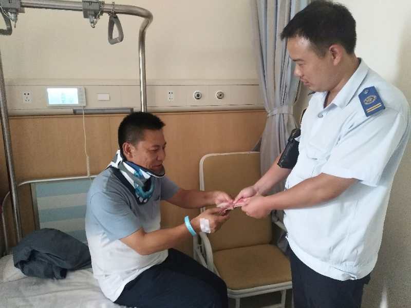 公交集團海通公交公司慰問(wèn)生病職工  關(guān)懷溫暖人心