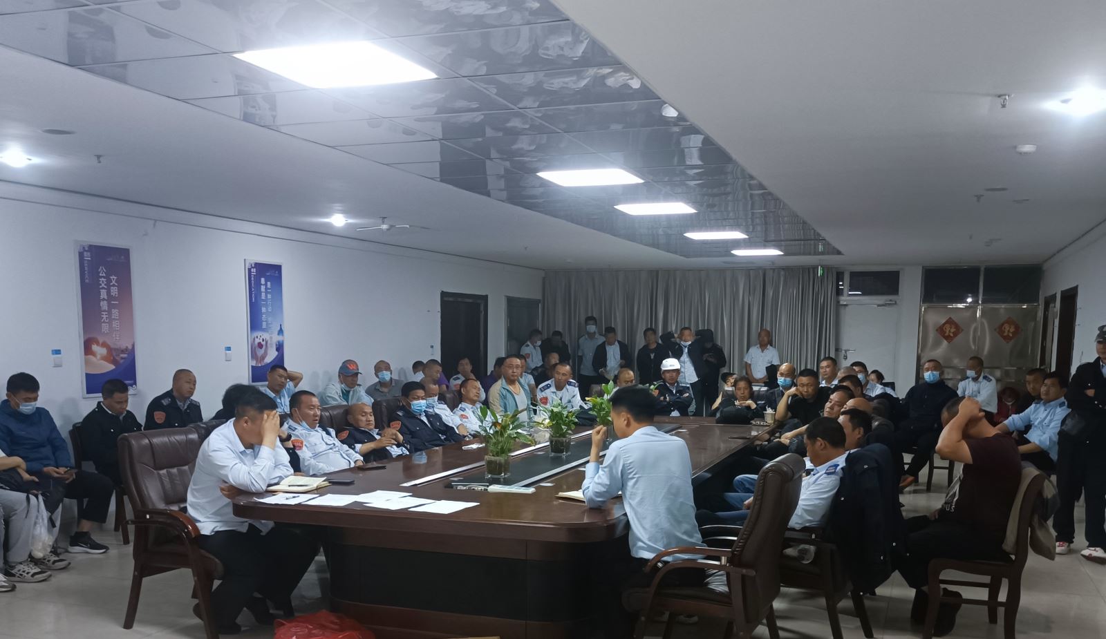 公交集團快速公交事業(yè)部召開(kāi)駕駛員安全會(huì )議