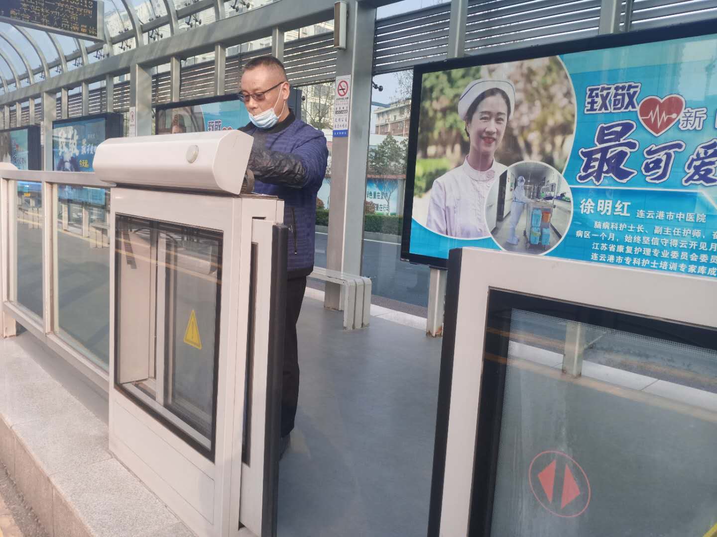 快速公交事業(yè)部對站臺設施設備進(jìn)行檢修