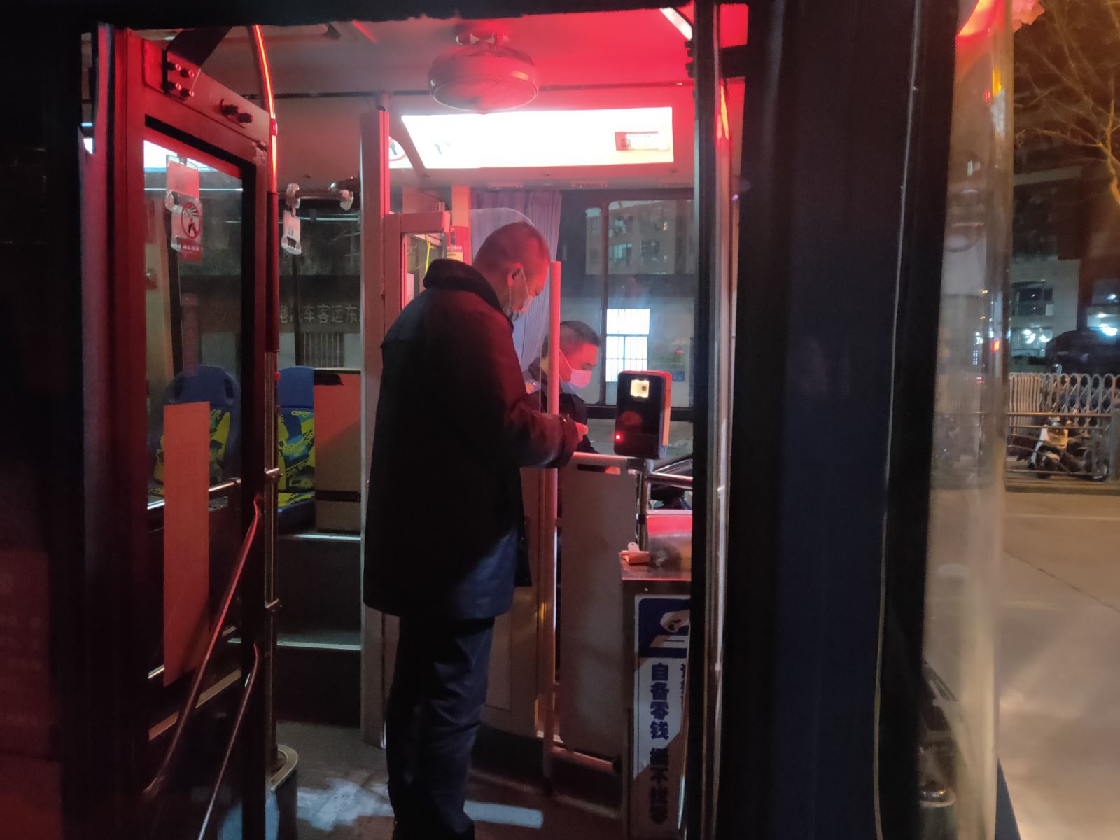 春運首日，公交集團公交事業(yè)二部開(kāi)展安全大檢查