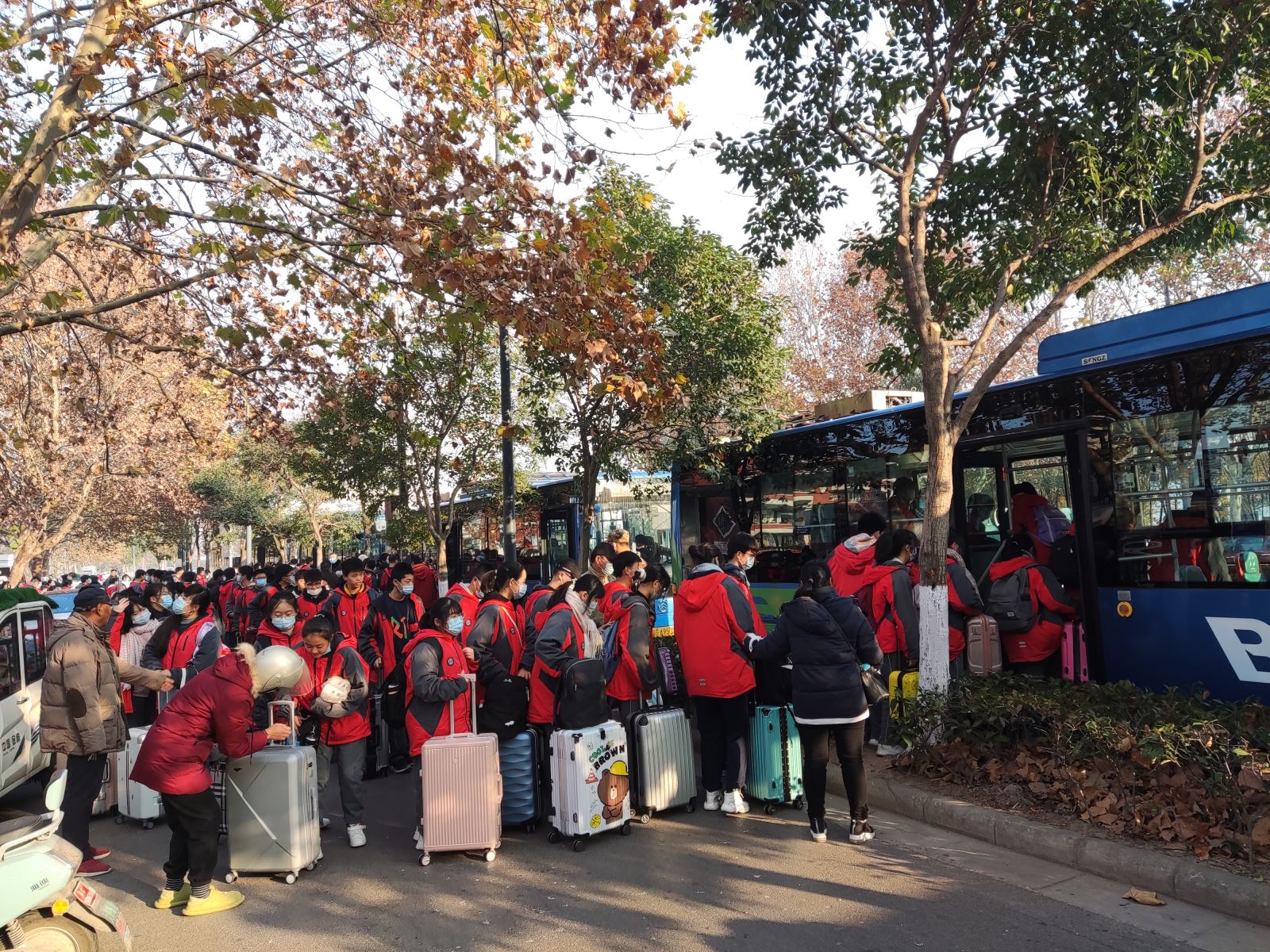 公交集團快速公交事業(yè)部圓滿(mǎn)完成 新浦中學(xué)定制公交任務(wù)