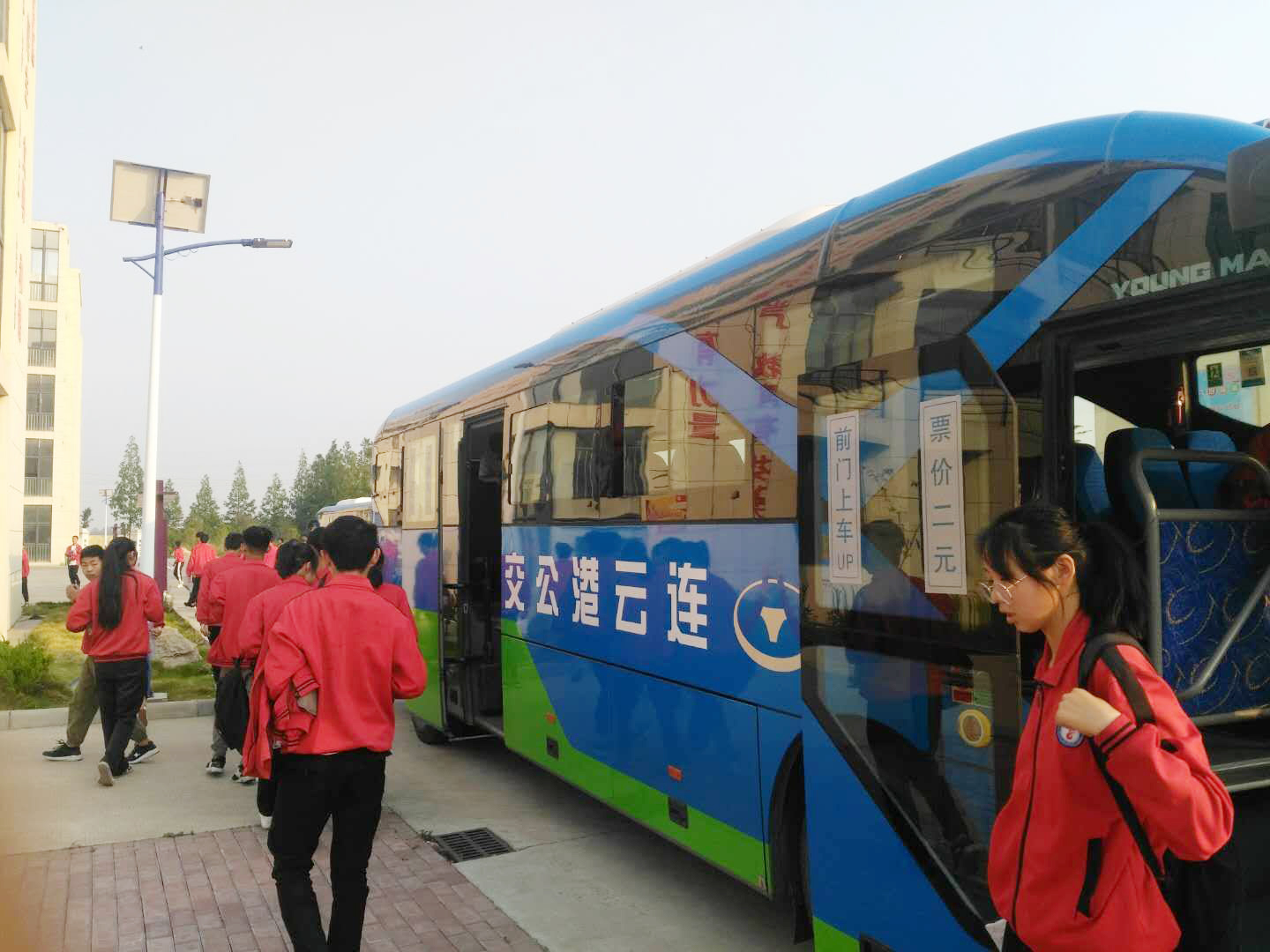 公交集團圓滿(mǎn)完成云臺中學(xué)中考送考保障工作