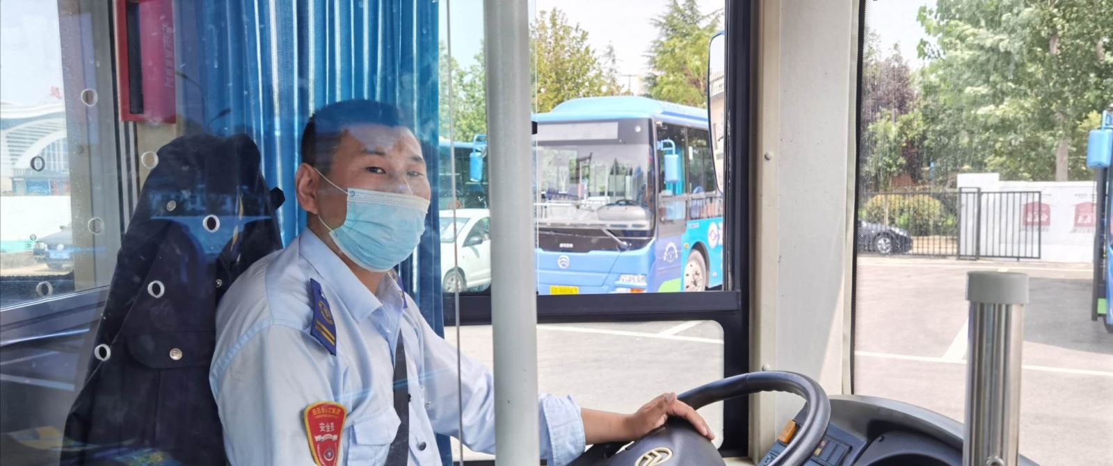 公交集團公交事業(yè)一部11路駕駛員楊波拾金不昧受表?yè)P