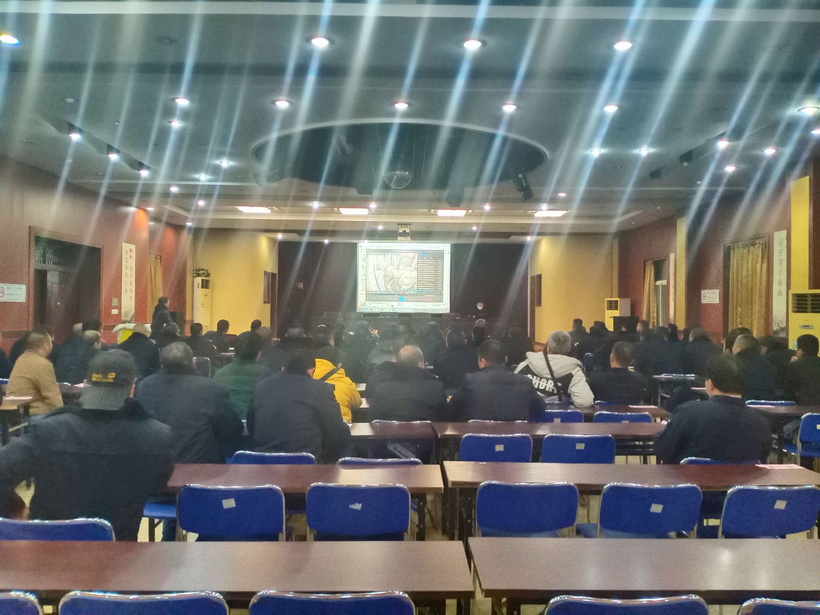 公交集團公交事業(yè)一部召開(kāi)駕駛員安全教育培訓會(huì )