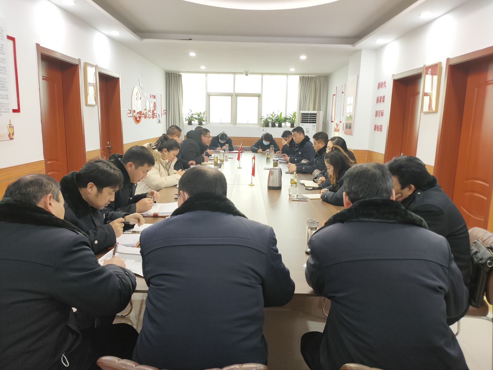 公交集團公交事業(yè)一部召開(kāi)惡劣天氣應急預案啟動(dòng)總結分析會(huì )