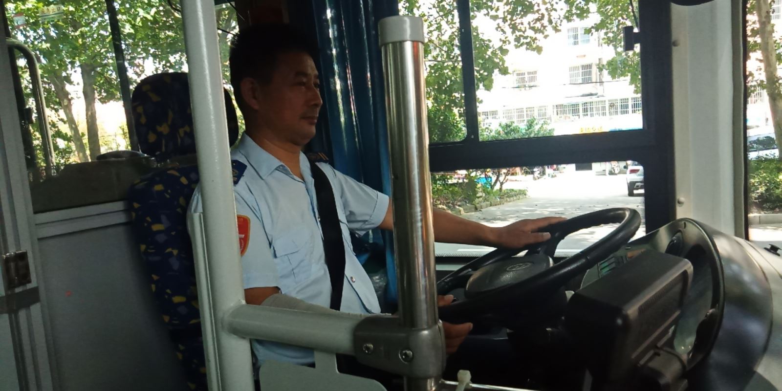 公交集團公交事業(yè)一部駕駛員韓中權及時(shí)歸還乘客失物受贊揚