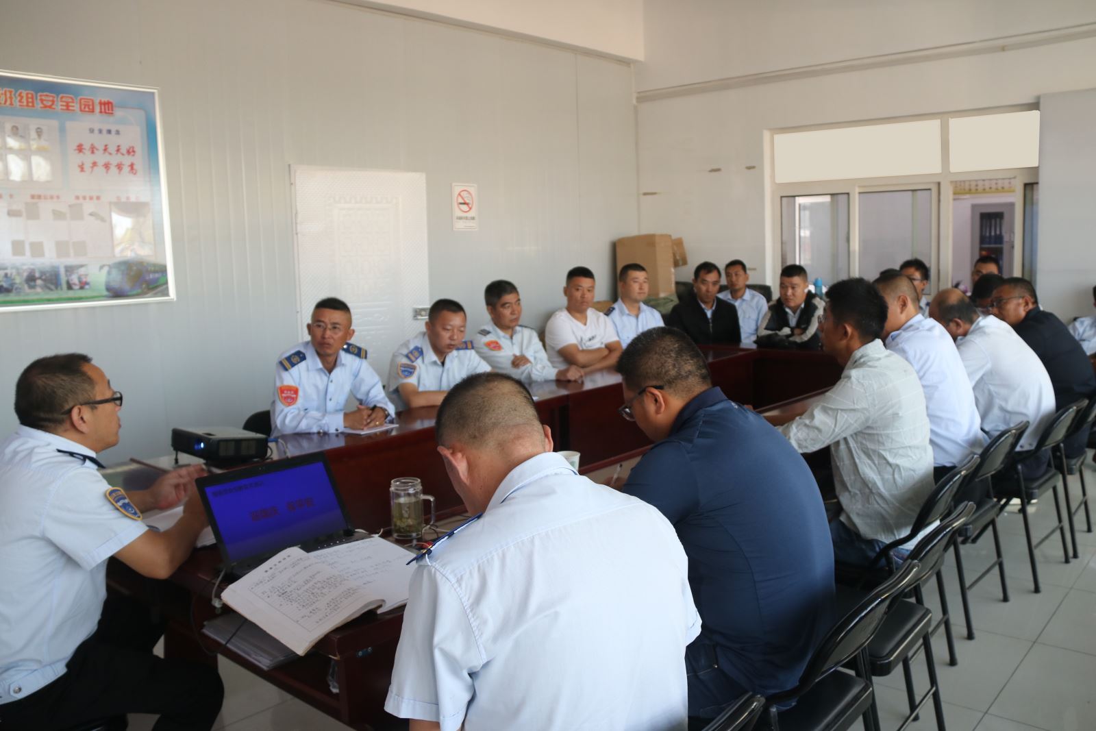 公交集團開(kāi)展“迎國慶保平安”駕駛員安全再教育