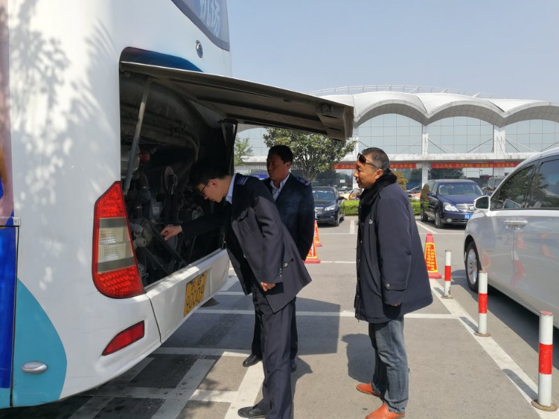 公交集團佳連公司對機場(chǎng)專(zhuān)線(xiàn)進(jìn)行安全大檢查